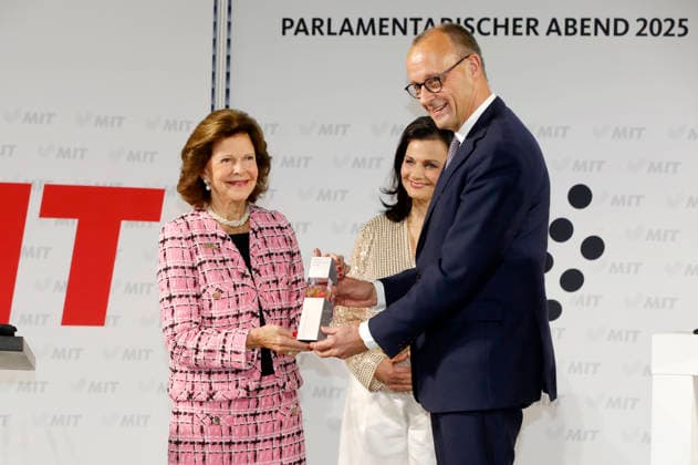 Königin Silvia von Schweden, Gitta Connemann und Friedrich Merz bei der Verleihung des Sonderpreises vom Deutschen Mittelstandspreis der MIT an Königin Silvia von Schweden im Allianz Forum am Brandenburger Tor. Berlin, 25.11.2025 *** Queen Silvia of Sweden, Gitta Connemann and Friedrich Merz at the presentation of the special prize of the MIT German SME Award to Queen Silvia of Sweden at the Allianz Forum at the Brandenburg Gate Berlin, 25 11 2025 Foto:xAgenturxWehnertx xGränzdörferx xFuturexImagex mittelstandspreis_5122