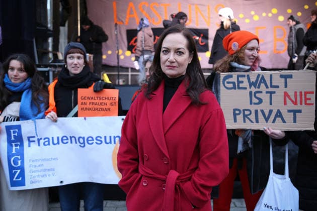 November 25, 2025, Berlin, Germany: German actress, NATALIA WOERNER (C), takes part in a rally at the Brandenburg Gate in Berlin on the International Day for the Elimination of Violence against Women. Organized by a feminist alliance, the event, titled Let s Live Free from Violence, called for greater protection against male violence, expanded women s shelters, and action against femicides and sexual violence, while opposing the dismantling of social welfare programs and patriarchal structures. Berlin Germany - ZUMAf146 20251125_zip_f146_003 Copyright: xRouzbehxFouladix