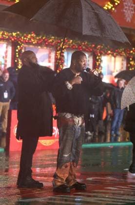 Macy s 99th Thanksgiving Day Parade rehearsals on 34th Street outside of Macy s in the pouring rain Featuring: Busta Rhymes Where: New York, New York, United States When: 25 Nov 2025 Credit: Adam Nemser INSTARimages EDITORIAL USE ONLY. NOT FOR USE BY NEWSPAPERS BASED IN THE UK. Copyright: xx instar55293911