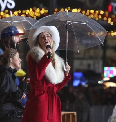 Macy s 99th Thanksgiving Day Parade rehearsals on 34th Street outside of Macy s in the pouring rain Featuring: Lainey Wilson Where: New York, New York, United States When: 25 Nov 2025 Credit: Adam Nemser INSTARimages EDITORIAL USE ONLY. NOT FOR USE BY NEWSPAPERS BASED IN THE UK. Copyright: xx instar55293848