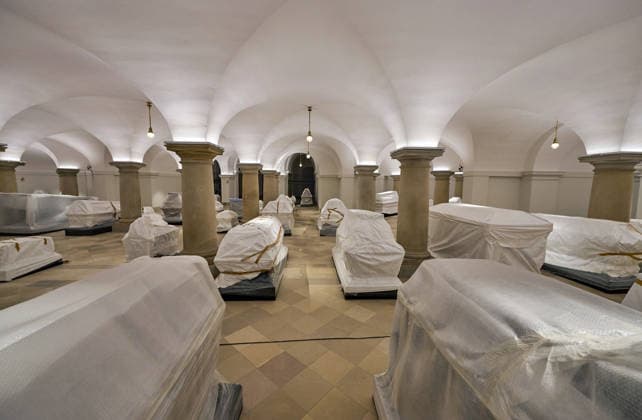 Rueckkehr der Sarkophage aus einem Kunstdepot in Pankow in die Hohenzollerngruft im Berliner Dom (Foto vom 26.11.2025). Fast sechs lange Jahre waren sie ausgelagert. Nun kehren die 91 Sarkophage zurueck und werden an ihrem Platz eingerichtet und aus ihrer Schutzhuelle befreit. Der erste Sarg, der aus der Folie genommen und damit wieder sichtbar sein wird, ist der von Kurfuerst Friedrich Wilhelm von Brandenburg, genannt der Grosse Kurfuerst (16. Februar 1620 - 09. Mai 1688). (Siehe epd-Meldung vom 26.11.2025) EDITORIAL USE ONLY *** Return of the sarcophagi from an art depot in Pankow to the Hohenzollern crypt in Berlin Cathedral Photo from 26 11 2025 They were stored away for almost six long years Now the 91 sarcophagi are returning and will Copyright: epd-bild ChristianxDitsch epd-Hohenzollerngruft_Sarkophage7-kopieren