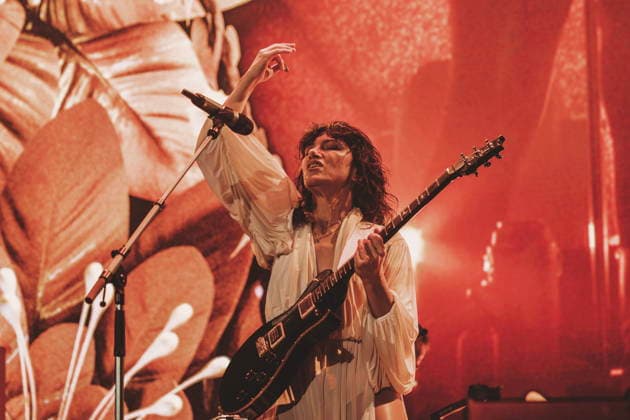 November 25, 2025, Rome, Italy: Singer Elisa Toffoli, performs live on stage at Palazzo dello Sport during her Palasport tour. Rome Italy - ZUMAs197 20251125_aaa_s197_354 Copyright: xValeriaxMagrix
