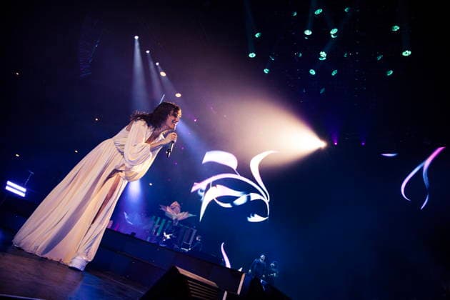 November 25, 2025, Rome, Italy: Singer Elisa Toffoli, performs live on stage at Palazzo dello Sport during her Palasport tour. Rome Italy - ZUMAs197 20251125_aaa_s197_355 Copyright: xValeriaxMagrix