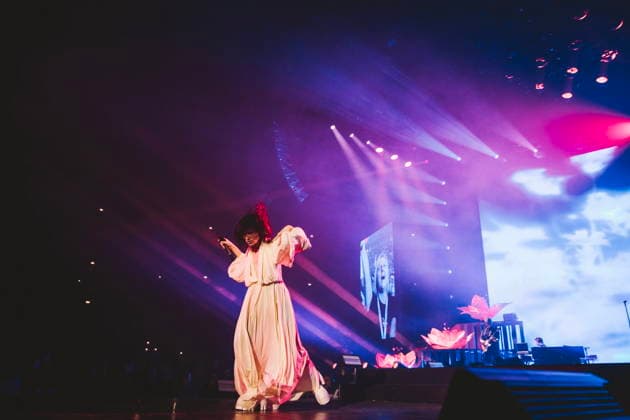 November 25, 2025, Rome, Italy: Singer Elisa Toffoli, performs live on stage at Palazzo dello Sport during her Palasport tour. Rome Italy - ZUMAs197 20251125_aaa_s197_359 Copyright: xValeriaxMagrix