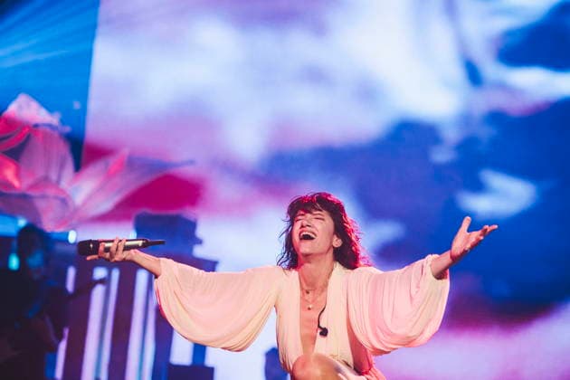 November 25, 2025, Rome, Italy: Singer Elisa Toffoli, performs live on stage at Palazzo dello Sport during her Palasport tour. Rome Italy - ZUMAs197 20251125_aaa_s197_363 Copyright: xValeriaxMagrix