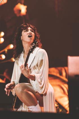 November 25, 2025, Rome, Italy: Singer Elisa Toffoli, performs live on stage at Palazzo dello Sport during her Palasport tour. Rome Italy - ZUMAs197 20251125_aaa_s197_366 Copyright: xValeriaxMagrix