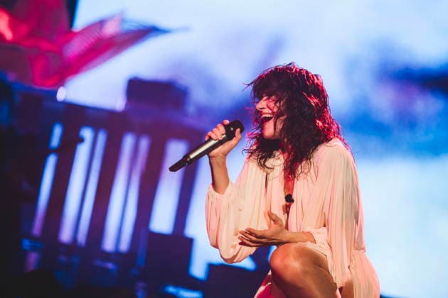 November 25, 2025, Rome, Italy: Singer Elisa Toffoli, performs live on stage at Palazzo dello Sport during her Palasport tour. Rome Italy - ZUMAs197 20251125_aaa_s197_368 Copyright: xValeriaxMagrix