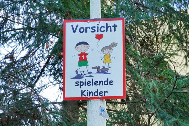 langsam fahren, freiwillige Geschwindigkeitsbegrenzung, Vorsicht spielende Kinder, individuelles Schild mit Text und Piktogramm *** slow drive, voluntary Speed limit, Caution playing Children, Individual Shield with Text and Pictogram 1131606705