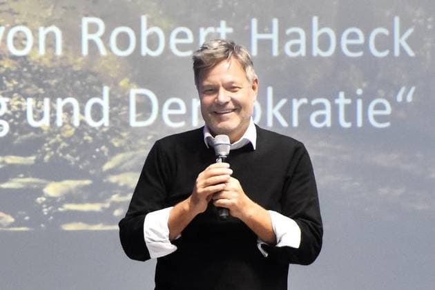 Bundeswirtschaftsminister a.D . hält Vortrag in UWH ** NUR FÜR REDAKTIONELLE ZWECKE ** EDITORIAL USE ONLY **<p>Robert Habeck, Bundeswirtschaftsminister a.D., hält am 26.11.2025 einen Vortrag in der UWH an der Alfred-Herrhausen-Straße in Witten -- Deutschland NRW Witten Copyright: JürgenxTheobald