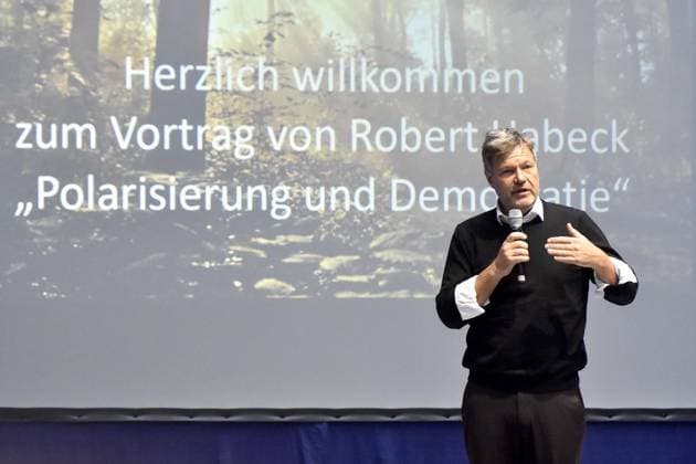 Bundeswirtschaftsminister a.D . hält Vortrag in UWH ** NUR FÜR REDAKTIONELLE ZWECKE ** EDITORIAL USE ONLY **<p>Robert Habeck, Bundeswirtschaftsminister a.D., hält am 26.11.2025 einen Vortrag in der UWH an der Alfred-Herrhausen-Straße in Witten -- Deutschland NRW Witten Copyright: JürgenxTheobald