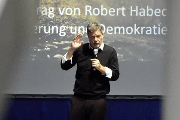 Bundeswirtschaftsminister a.D . hält Vortrag in UWH ** NUR FÜR REDAKTIONELLE ZWECKE ** EDITORIAL USE ONLY **<p>Robert Habeck, Bundeswirtschaftsminister a.D., hält am 26.11.2025 einen Vortrag in der UWH an der Alfred-Herrhausen-Straße in Witten -- Deutschland NRW Witten Copyright: JürgenxTheobald