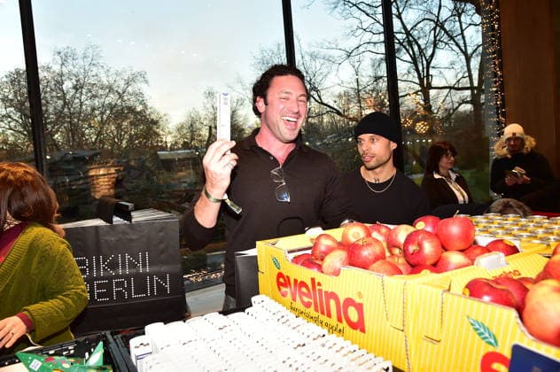 5.te Charity Promi Pack im BIKINI Daniel Völz beim Einpacken fuer Hilfsbedurftige zum 5 Mal Veranstaltet Maimilian Seitz Charity Promi Pack in Berlin am 25.11.2025
