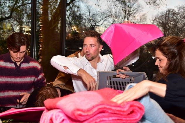 5.te Charity Promi Pack im BIKINI Ramon Roselly hilft beim Packen fuer Hilfsbedürftige zum 5 Mal Veranstaltet Maimilian Seitz Charity Promi Pack in Berlin am 25.11.2025