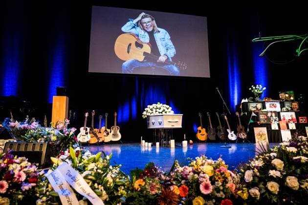 HOOGEVEEN - RenÃ Karst s farewell ceremony took place at De Tamboer Theatre. The folk singer died unexpectedly at the age of 59 from a heart attack. ANP SIESE VEENSTRA netherlands out - belgium out  Copyright: xx x543144751x originalFilename: 543144751.jpg
