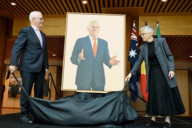 MALCOLM TURNBULL PORTRAIT UNVEILING, Former Australian Prime Minister Malcolm Turnbull and artist Jude Rae unveil his official portrait at an event at Parliament House in Canberra, Thursday, November 27, 2025. ( NO ARCHIVING CANBERRA AUSTRALIAN CAPITAL TERRITORY AUSTRALIA  Copyright: xLUKASxCOCHx 20251127151503654300