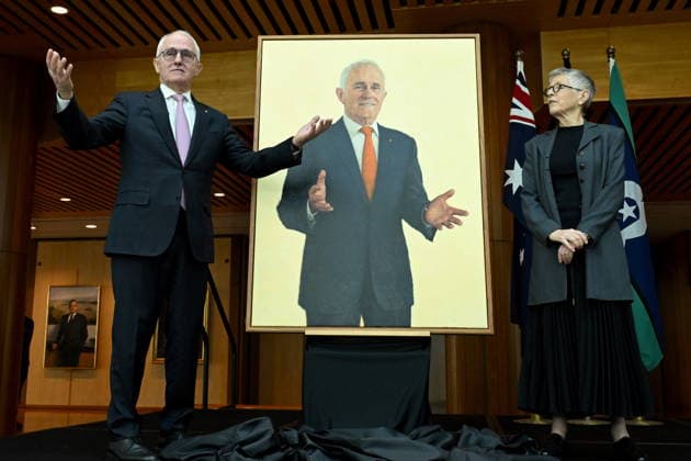 MALCOLM TURNBULL PORTRAIT UNVEILING, Former Australian Prime Minister Malcolm Turnbull and artist Jude Rae unveil his official portrait at an event at Parliament House in Canberra, Thursday, November 27, 2025. ( NO ARCHIVING CANBERRA AUSTRALIAN CAPITAL TERRITORY AUSTRALIA  Copyright: xLUKASxCOCHx 20251127165154406560