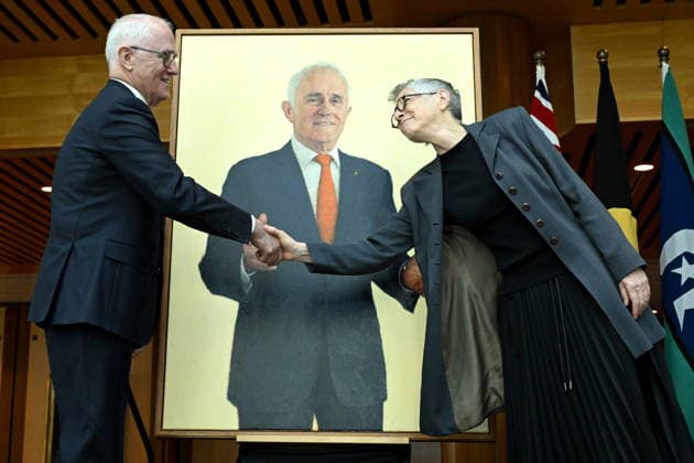 MALCOLM TURNBULL PORTRAIT UNVEILING, Former Australian Prime Minister Malcolm Turnbull and artist Jude Rae unveil his official portrait at an event at Parliament House in Canberra, Thursday, November 27, 2025. ( NO ARCHIVING CANBERRA AUSTRALIAN CAPITAL TERRITORY AUSTRALIA  Copyright: xLUKASxCOCHx 20251127141251159958