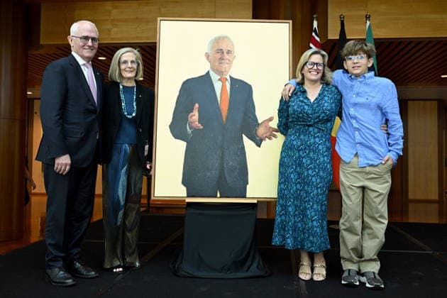 MALCOLM TURNBULL PORTRAIT UNVEILING, Former Australian Prime Minister Malcolm Turnbull, wife Lucy Turnbull, daughter Daisy and grandson Jack pose next to his official portrait at an event at Parliament House in Canberra, Thursday, November 27, 2025. ( NO ARCHIVING CANBERRA AUSTRALIAN CAPITAL TERRITORY AUSTRALIA  Copyright: xLUKASxCOCHx 20251127117691349613