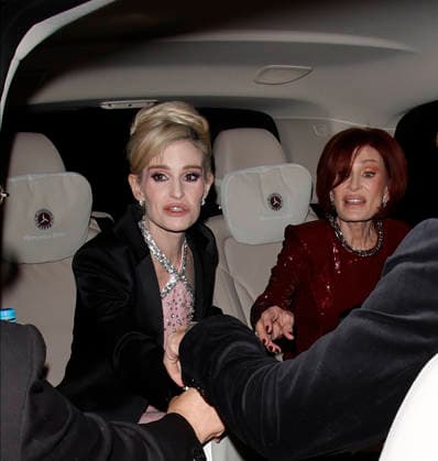 Sharon Osborne and Kelly Osborne England London Sharon Osborne and Kelly Osborne pictured leaving swanky Mayfair restaurant Sharon gives the thumbs up to team Jack as she s pictured leaving Resturant November 26, 2025 in London, England., Credit:James James Smart Pictures Avalon  Copyright: xJamesxJames xSmartxPicturesx xAvalonx 1054812290