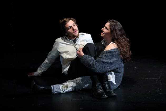 Jonas Dassler und Aysima Ergün während der Fotoprobe für Die Allerletzten im Maxim Gorki Theater in Berlin, Studio, 26. November 2025. Stück und Regie Marco Damghani. Bühne Hugo Gretler. Kostüme Ragna Fiona Rabea Hemmersbach. Premiere ist am 28. November 2025. Maxim Gorki Theater Berlin Die Allerletzten