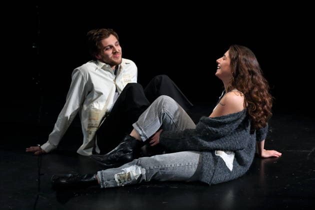 Jonas Dassler und Aysima Ergün während der Fotoprobe für Die Allerletzten im Maxim Gorki Theater in Berlin, Studio, 26. November 2025. Stück und Regie Marco Damghani. Bühne Hugo Gretler. Kostüme Ragna Fiona Rabea Hemmersbach. Premiere ist am 28. November 2025. Maxim Gorki Theater Berlin Die Allerletzten