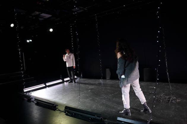 Jonas Dassler und Aysima Ergün während der Fotoprobe für Die Allerletzten im Maxim Gorki Theater in Berlin, Studio, 26. November 2025. Stück und Regie Marco Damghani. Bühne Hugo Gretler. Kostüme Ragna Fiona Rabea Hemmersbach. Premiere ist am 28. November 2025. Maxim Gorki Theater Berlin Die Allerletzten