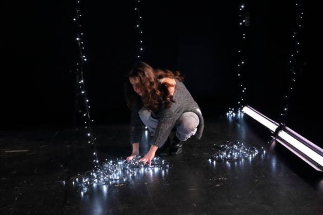 Aysima Ergün während der Fotoprobe für Die Allerletzten im Maxim Gorki Theater in Berlin, Studio, 26. November 2025. Stück und Regie Marco Damghani. Bühne Hugo Gretler. Kostüme Ragna Fiona Rabea Hemmersbach. Premiere ist am 28. November 2025. Maxim Gorki Theater Berlin Die Allerletzten