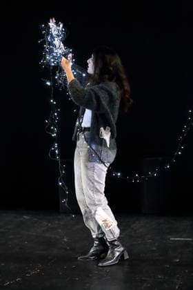 Aysima Ergün während der Fotoprobe für Die Allerletzten im Maxim Gorki Theater in Berlin, Studio, 26. November 2025. Stück und Regie Marco Damghani. Bühne Hugo Gretler. Kostüme Ragna Fiona Rabea Hemmersbach. Premiere ist am 28. November 2025. Maxim Gorki Theater Berlin Die Allerletzten