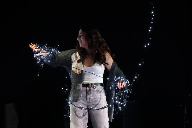 Aysima Ergün während der Fotoprobe für Die Allerletzten im Maxim Gorki Theater in Berlin, Studio, 26. November 2025. Stück und Regie Marco Damghani. Bühne Hugo Gretler. Kostüme Ragna Fiona Rabea Hemmersbach. Premiere ist am 28. November 2025. Maxim Gorki Theater Berlin Die Allerletzten