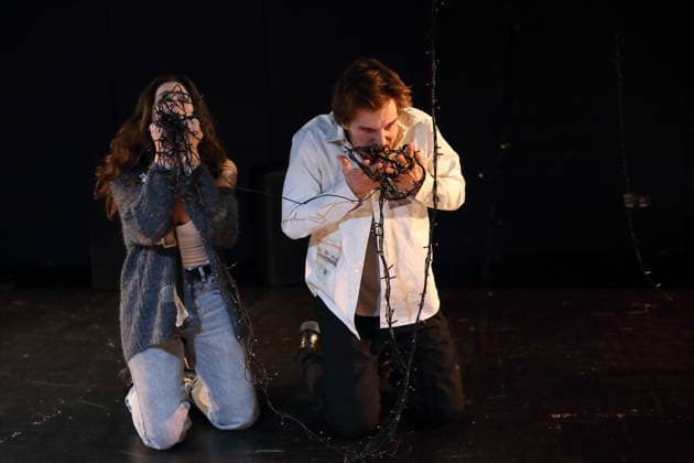 Aysima Ergün und Jonas Dassler während der Fotoprobe für Die Allerletzten im Maxim Gorki Theater in Berlin, Studio, 26. November 2025. Stück und Regie Marco Damghani. Bühne Hugo Gretler. Kostüme Ragna Fiona Rabea Hemmersbach. Premiere ist am 28. November 2025. Maxim Gorki Theater Berlin Die Allerletzten