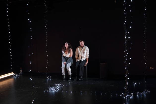 Aysima Ergün und Jonas Dassler während der Fotoprobe für Die Allerletzten im Maxim Gorki Theater in Berlin, Studio, 26. November 2025. Stück und Regie Marco Damghani. Bühne Hugo Gretler. Kostüme Ragna Fiona Rabea Hemmersbach. Premiere ist am 28. November 2025. Maxim Gorki Theater Berlin Die Allerletzten