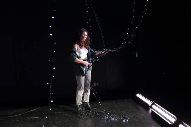 Aysima Ergün während der Fotoprobe für Die Allerletzten im Maxim Gorki Theater in Berlin, Studio, 26. November 2025. Stück und Regie Marco Damghani. Bühne Hugo Gretler. Kostüme Ragna Fiona Rabea Hemmersbach. Premiere ist am 28. November 2025. Maxim Gorki Theater Berlin Die Allerletzten