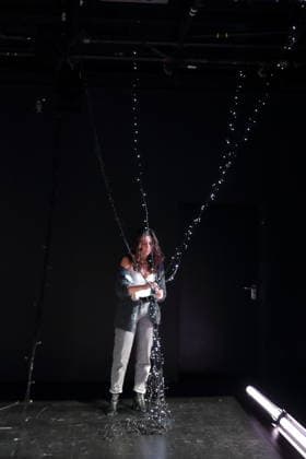 Aysima Ergün während der Fotoprobe für Die Allerletzten im Maxim Gorki Theater in Berlin, Studio, 26. November 2025. Stück und Regie Marco Damghani. Bühne Hugo Gretler. Kostüme Ragna Fiona Rabea Hemmersbach. Premiere ist am 28. November 2025. Maxim Gorki Theater Berlin Die Allerletzten