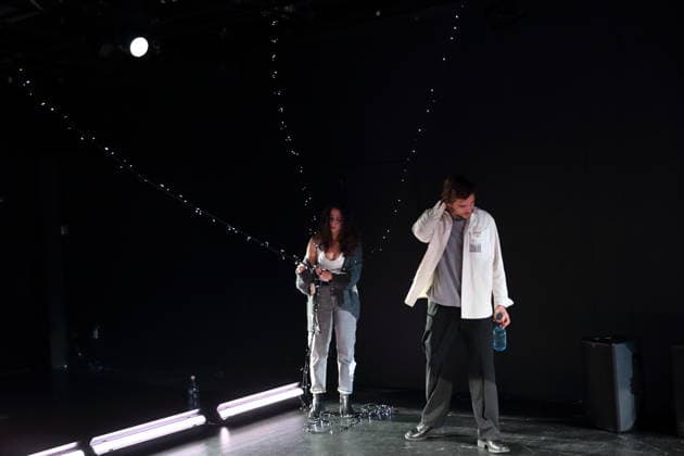 Aysima Ergün und Jonas Dassler während der Fotoprobe für Die Allerletzten im Maxim Gorki Theater in Berlin, Studio, 26. November 2025. Stück und Regie Marco Damghani. Bühne Hugo Gretler. Kostüme Ragna Fiona Rabea Hemmersbach. Premiere ist am 28. November 2025. Maxim Gorki Theater Berlin Die Allerletzten