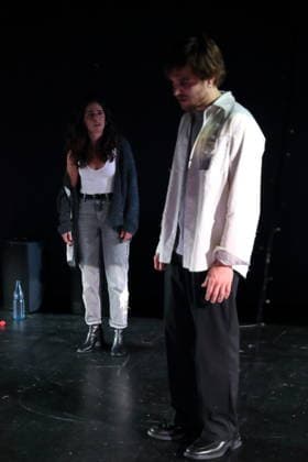 Aysima Ergün und Jonas Dassler während der Fotoprobe für Die Allerletzten im Maxim Gorki Theater in Berlin, Studio, 26. November 2025. Stück und Regie Marco Damghani. Bühne Hugo Gretler. Kostüme Ragna Fiona Rabea Hemmersbach. Premiere ist am 28. November 2025. Maxim Gorki Theater Berlin Die Allerletzten