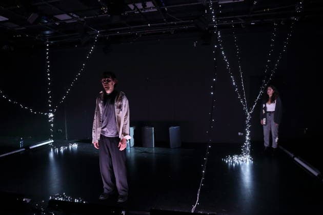 Jonas Dassler und Aysima Ergün während der Fotoprobe für Die Allerletzten im Maxim Gorki Theater in Berlin, Studio, 26. November 2025. Stück und Regie Marco Damghani. Bühne Hugo Gretler. Kostüme Ragna Fiona Rabea Hemmersbach. Premiere ist am 28. November 2025. Maxim Gorki Theater Berlin Die Allerletzten