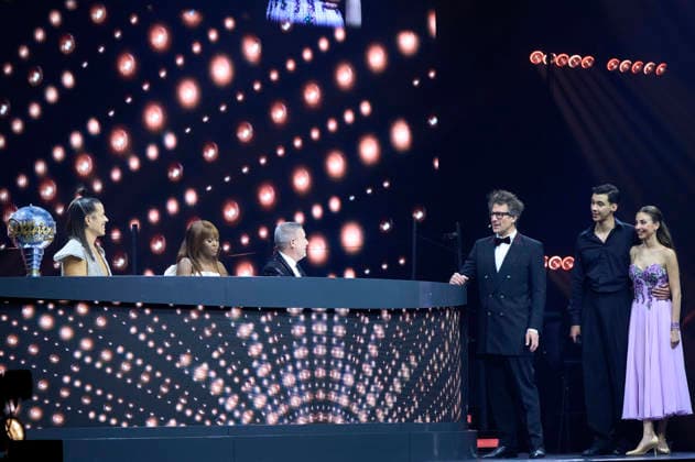 Jorge Gonzalez, Motsi Mabuse, Joachim Llambi; Daniel Hertwich, Diego Pooth und Ekaterina Leonova bei Let s Dance - Die Live-Tour 2025 in der ZAG Arena. Hannover, 25.11.2025