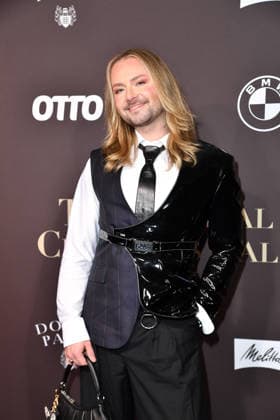 Jack Strify beim Magical Christmas Ball von LeGer by Lena Gercke im Clärchens Ballhaus in Berlin 26.11.2025