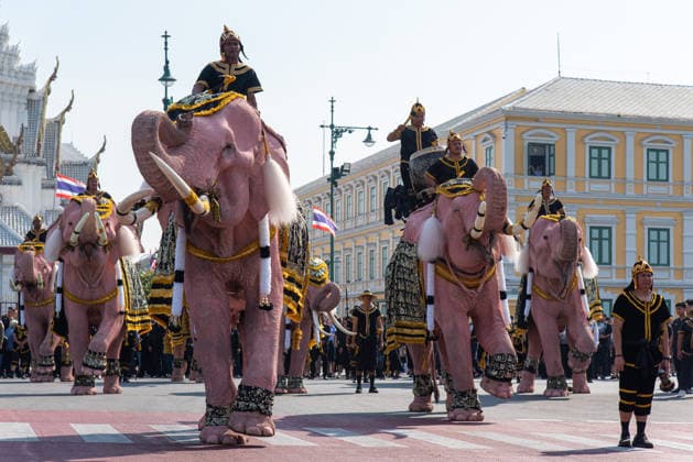 November 27, 2025, Bangkok, Thailand: Mahouts and the elephants march to pay respect to the Queen Mother Sirikit outside the Royal Grand Palace in Bangkok. Mahouts and the elephants from Ayutthaya Elephant Palace travel from Ayutthaya to Bangkok to pay respect for the Queen Mother Sirikit at the Royal Grand Palace in Bangkok. The Queen Mother Sirikit died at the age of 93 on 24 October 2025 at the Chulalongkorn Hospital. Bangkok Thailand - ZUMAs197 20251127_aaa_s197_008 Copyright: xPeeraponxBoonyakiatx