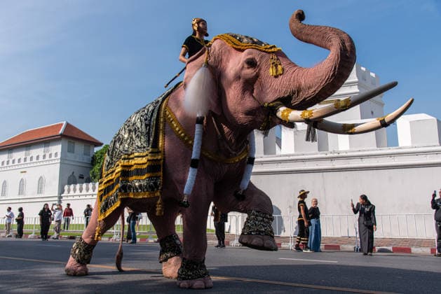 November 27, 2025, Bangkok, Thailand: A mahout and an elephant march to pay respect to the Queen Mother Sirikit outside the Royal Grand Palace in Bangkok. Mahouts and the elephants from Ayutthaya Elephant Palace travel from Ayutthaya to Bangkok to pay respect for the Queen Mother Sirikit at the Royal Grand Palace in Bangkok. The Queen Mother Sirikit died at the age of 93 on 24 October 2025 at the Chulalongkorn Hospital. Bangkok Thailand - ZUMAs197 20251127_aaa_s197_015 Copyright: xPeeraponxBoonyakiatx
