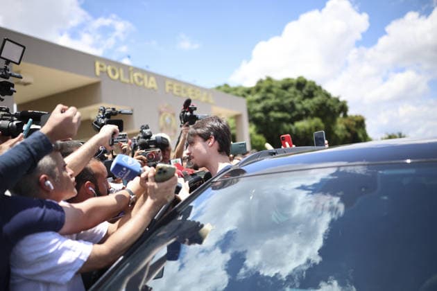 Brazil’s Bolsonaro starts serving 27-year prison sentence over coup plot BRASILIA, BRAZIL - NOVEMBER 27: Former Brazilian president Jair Bolsonaro s son Jair Renan speaks to the press members outside a Federal Police unit, on the day he visits his father as he serves a 27-year sentence for a coup plot against his successor, Brazil s current President Luiz Inacio Lula da Silva, in Brasilia, Brazil on November 27, 2025. Mateus Bonomi Anadolu Brasilia Brazil. Editorial use only. Please get in touch for any other usage.  Copyright: x2025xAnadoluxMateusxBonomix