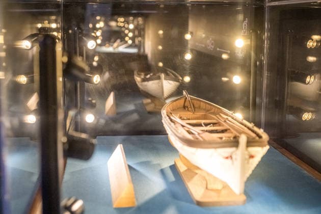 Die Ausstellung Titanic Eine immersive Reise öffnet am 28. November in Leipzig ihre Türen. Gezeigt werden Originalartefakte der RMS Titanic und ihres Schwesternschiffs Olympic sowie aufwendig inszenierte Filmrequisiten aus James Camerons Titanic. Zu den Highlights zählt ein seltener Deckstuhl vom Promenadendeck des 1912 verunglückten Ozeandampfers. Titanic Ausstellung Leipzig