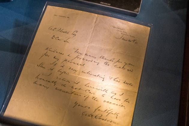 Die Ausstellung Titanic Eine immersive Reise öffnet am 28. November in Leipzig ihre Türen. Gezeigt werden Originalartefakte der RMS Titanic und ihres Schwesternschiffs Olympic sowie aufwendig inszenierte Filmrequisiten aus James Camerons Titanic. Zu den Highlights zählt ein seltener Deckstuhl vom Promenadendeck des 1912 verunglückten Ozeandampfers. Titanic Ausstellung Leipzig