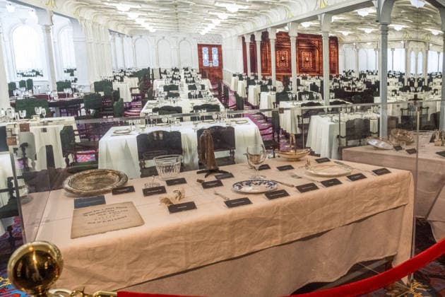 Die Ausstellung Titanic Eine immersive Reise öffnet am 28. November in Leipzig ihre Türen. Gezeigt werden Originalartefakte der RMS Titanic und ihres Schwesternschiffs Olympic sowie aufwendig inszenierte Filmrequisiten aus James Camerons Titanic. Zu den Highlights zählt ein seltener Deckstuhl vom Promenadendeck des 1912 verunglückten Ozeandampfers. Titanic Ausstellung Leipzig