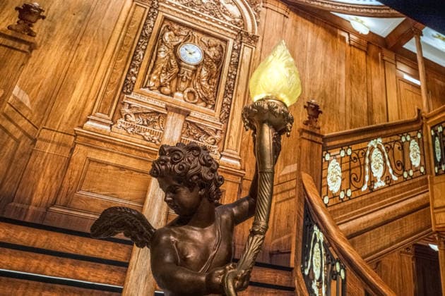 Die Ausstellung Titanic Eine immersive Reise öffnet am 28. November in Leipzig ihre Türen. Gezeigt werden Originalartefakte der RMS Titanic und ihres Schwesternschiffs Olympic sowie aufwendig inszenierte Filmrequisiten aus James Camerons Titanic. Zu den Highlights zählt ein seltener Deckstuhl vom Promenadendeck des 1912 verunglückten Ozeandampfers. Titanic Ausstellung Leipzig