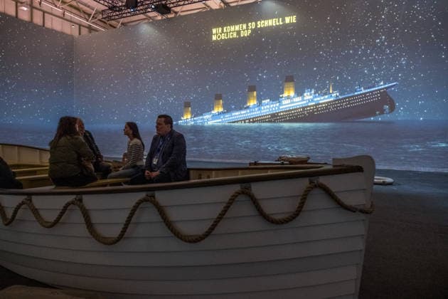 Die Ausstellung Titanic Eine immersive Reise öffnet am 28. November in Leipzig ihre Türen. Gezeigt werden Originalartefakte der RMS Titanic und ihres Schwesternschiffs Olympic sowie aufwendig inszenierte Filmrequisiten aus James Camerons Titanic. Zu den Highlights zählt ein seltener Deckstuhl vom Promenadendeck des 1912 verunglückten Ozeandampfers. Titanic Ausstellung Leipzig