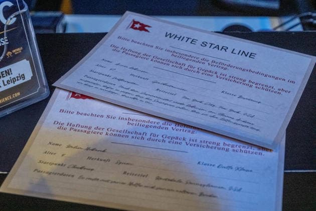 Die Ausstellung Titanic Eine immersive Reise öffnet am 28. November in Leipzig ihre Türen. Gezeigt werden Originalartefakte der RMS Titanic und ihres Schwesternschiffs Olympic sowie aufwendig inszenierte Filmrequisiten aus James Camerons Titanic. Zu den Highlights zählt ein seltener Deckstuhl vom Promenadendeck des 1912 verunglückten Ozeandampfers. Titanic Ausstellung Leipzig