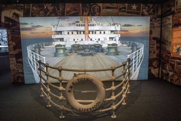 Die Ausstellung Titanic Eine immersive Reise öffnet am 28. November in Leipzig ihre Türen. Gezeigt werden Originalartefakte der RMS Titanic und ihres Schwesternschiffs Olympic sowie aufwendig inszenierte Filmrequisiten aus James Camerons Titanic. Zu den Highlights zählt ein seltener Deckstuhl vom Promenadendeck des 1912 verunglückten Ozeandampfers. Titanic Ausstellung Leipzig
