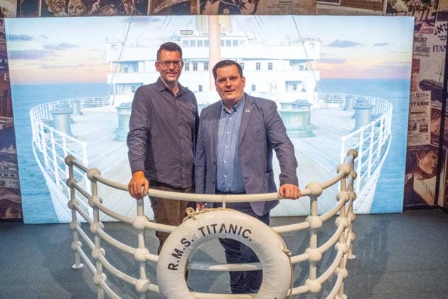 Die Ausstellung Titanic Eine immersive Reise öffnet am 28. November in Leipzig ihre Türen. Gezeigt werden Originalartefakte der RMS Titanic und ihres Schwesternschiffs Olympic sowie aufwendig inszenierte Filmrequisiten aus James Camerons Titanic. Zu den Highlights zählt ein seltener Deckstuhl vom Promenadendeck des 1912 verunglückten Ozeandampfers. Titanic Ausstellung Leipzig