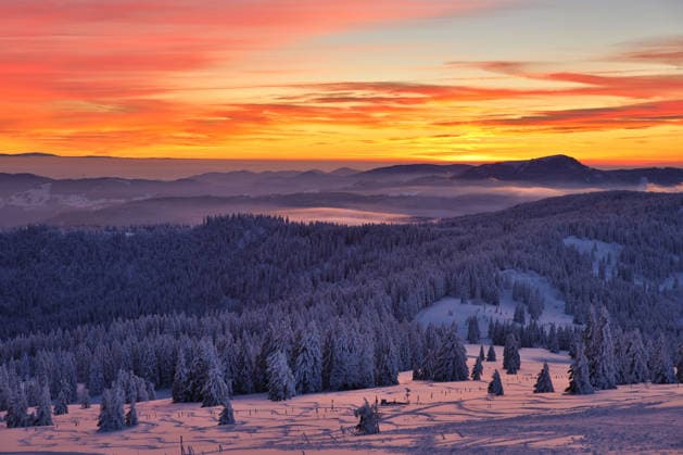 Wetterfeature, Blick vom Gipfel des Feldbergs (Schwarzwald) auf die untergehende Abendsonne. Feldberg (Schwarzwald) Baden-Württemberg Deutschland Feldberg (Schwarzwald) *** Weather feature, view from the summit of Feldberg Black Forest to the setting evening sun Feldberg Black Forest Baden Württemberg Germany Feldberg Black Forest Copyright: x xonw-imagesx xAlexanderxWolfx